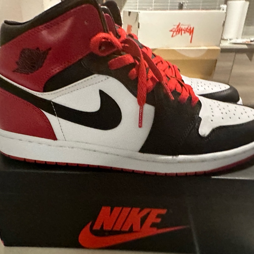 Jordan 1 Retro - Picture 2 of 5